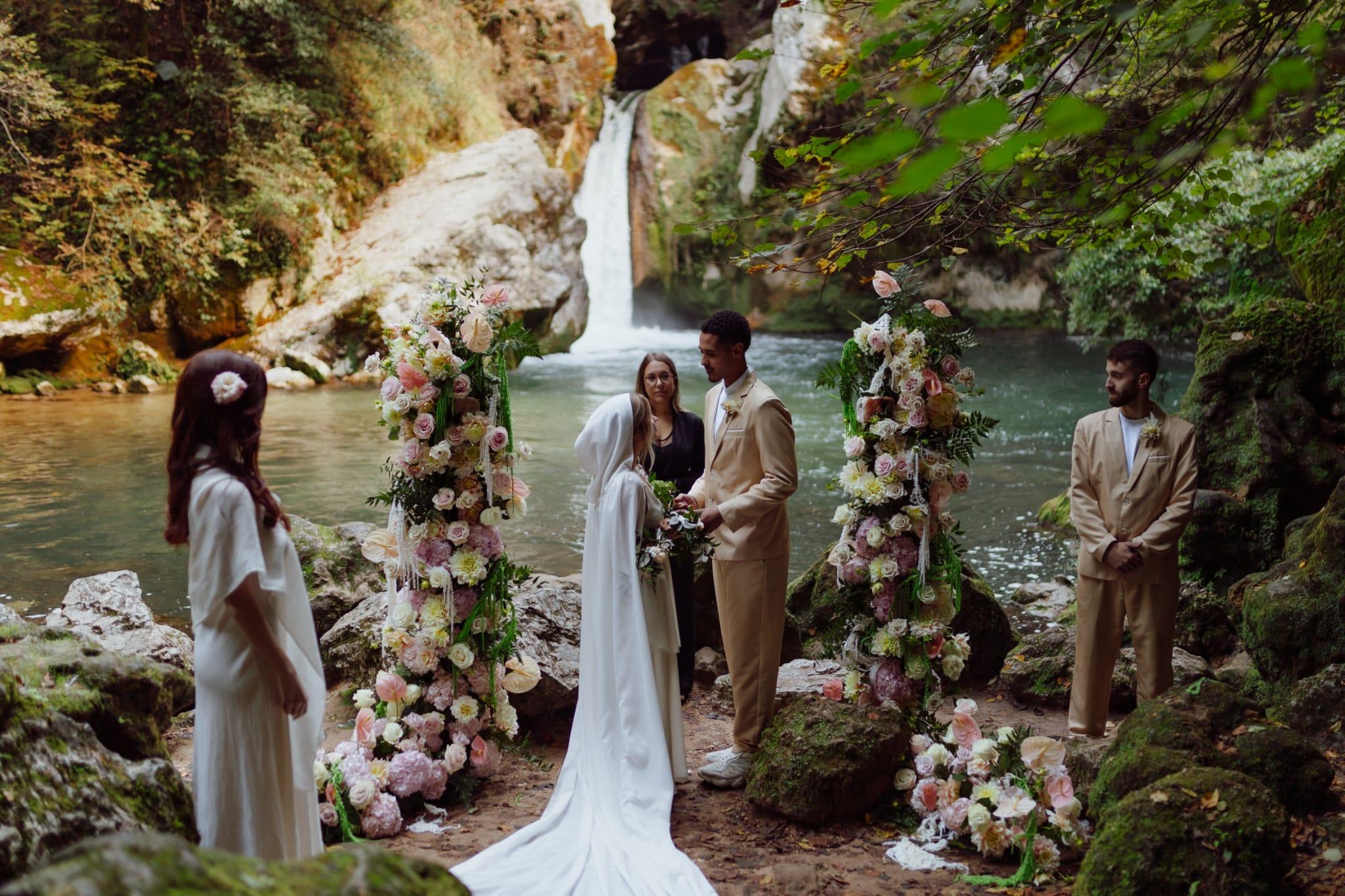 Scambio delle promesse davanti alla cascata